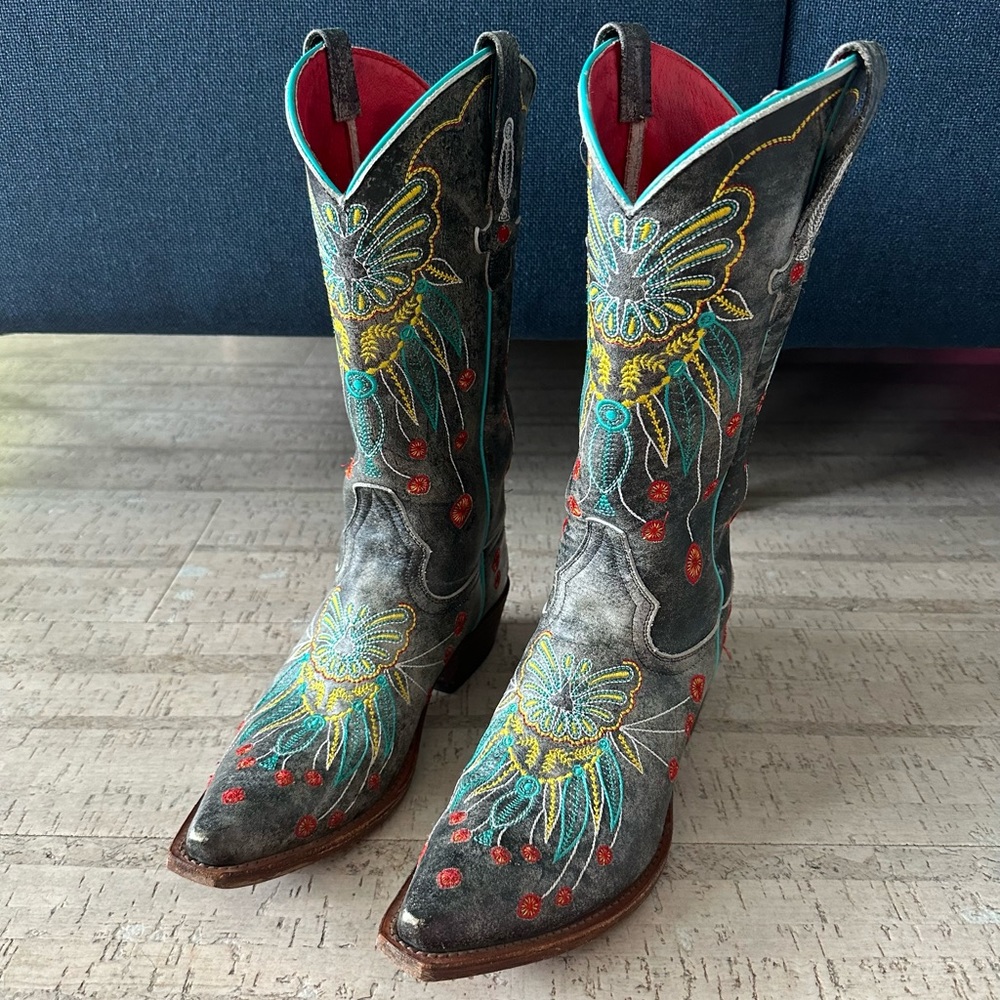 Excellent condition grey macie bean boots. Feather stitching.